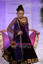Model walks the ramp for Manish Malhotra at Aamby Valley India Bridal Week day 5 on 2nd Nov 2010 (124).JPG